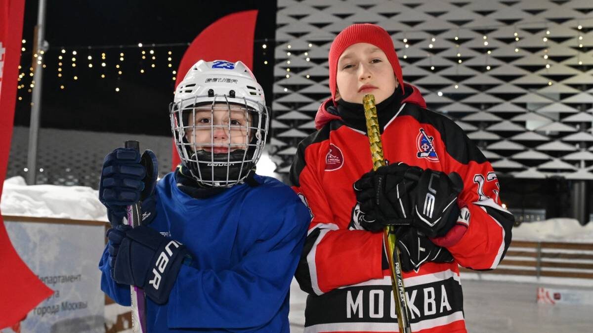    Юные москвичи Максим Сечкарев и Демьян Дементьев на стадионе «Авангард» / Фото: Мария Хапцова / Вечерняя Москва