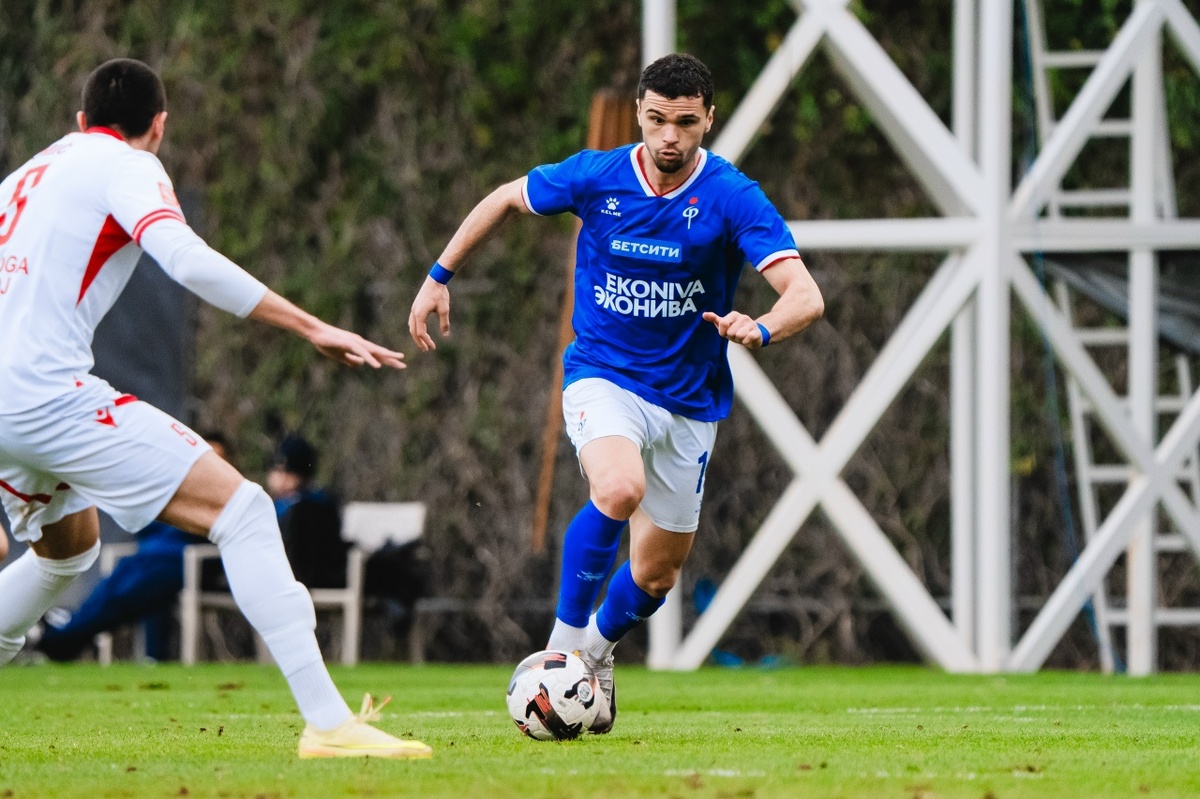 Белайди Пуси в синей футболке