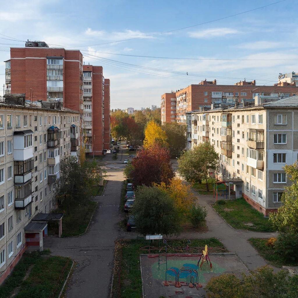 Улица с многоквартирными домами.