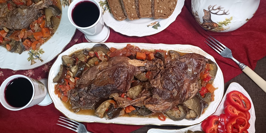 Бобрятина, тушенная с овощами