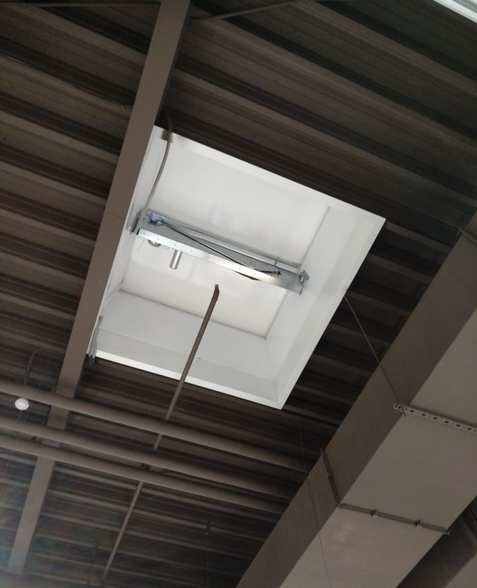 Дымовой люк марки «LAMILUX» тип F100 (сэндвич) с электроприводом GMTJ на кровле здания