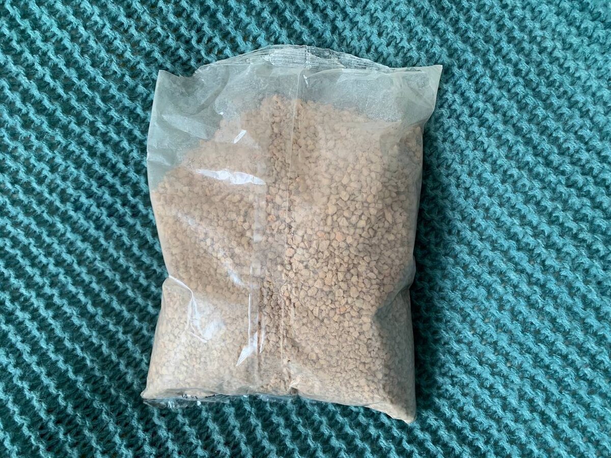 Диатомит садовый (как гречка). Есть порошкообразный. Фото автора 