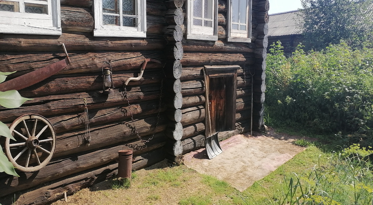 "Стена древностей". То, что валялось по углам, теперь на висит на переднем плане.