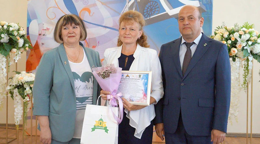 В 2023 году директор школы № 20 Любовь Журавлёва получила от начальника Управления образованием Марины Чесноковой и главы округа Константина Поспелова благодарственное письмо за успехи выпускников школы в учёбе. Фото предоставлено администрацией школы № 20