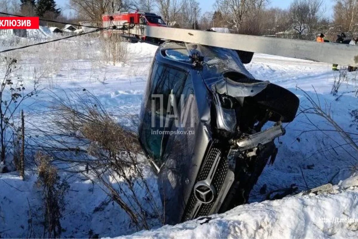    Mercedes опрокинулся в придорожную канаву в Дновском районе
