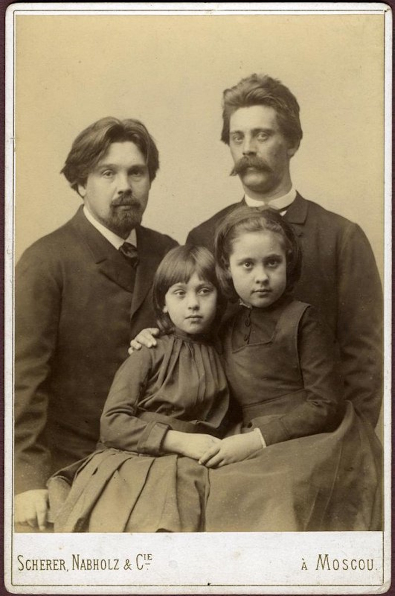 Василий Суриков с братом Александром и дочерьми Еленой и Ольгой, июнь 1888 года / Фотография Шерер, Набгольц и Ко в Москве / Красноярский краевой краеведческий музей / goskatalog.ru