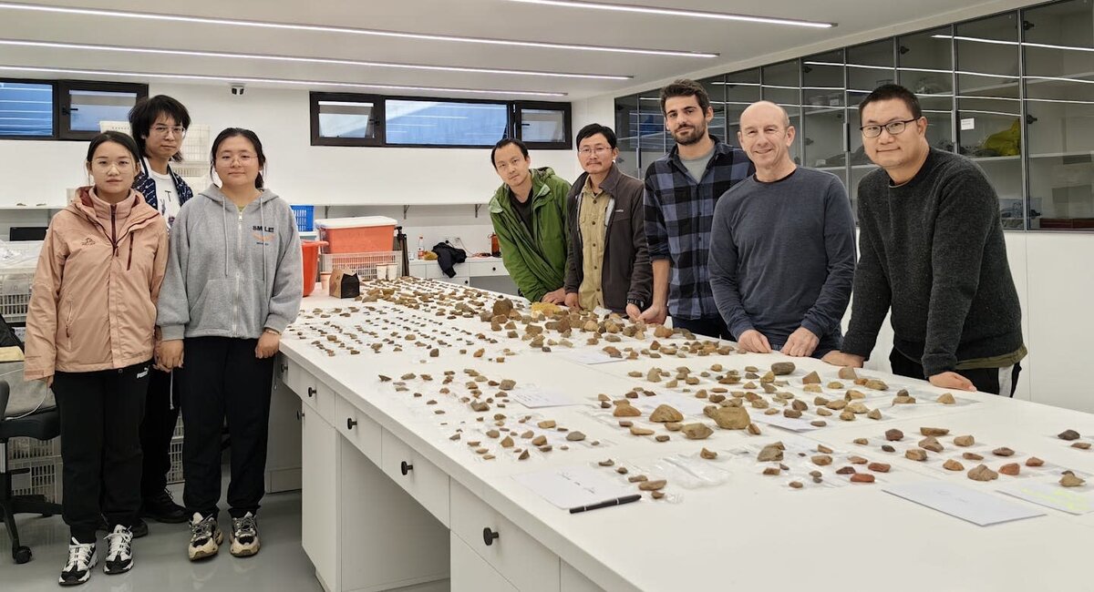 Группа археологов, с результатами раскопок на Юньнаньском нагорье