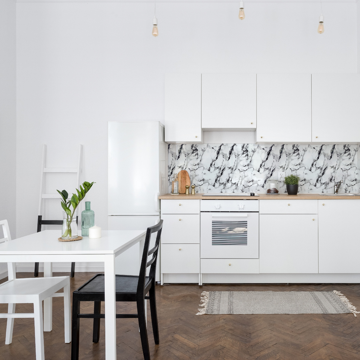 Пример интерьера кухни с отделкой фартука стеновыми панелями VEROL. Артикул на WB: 480031733.