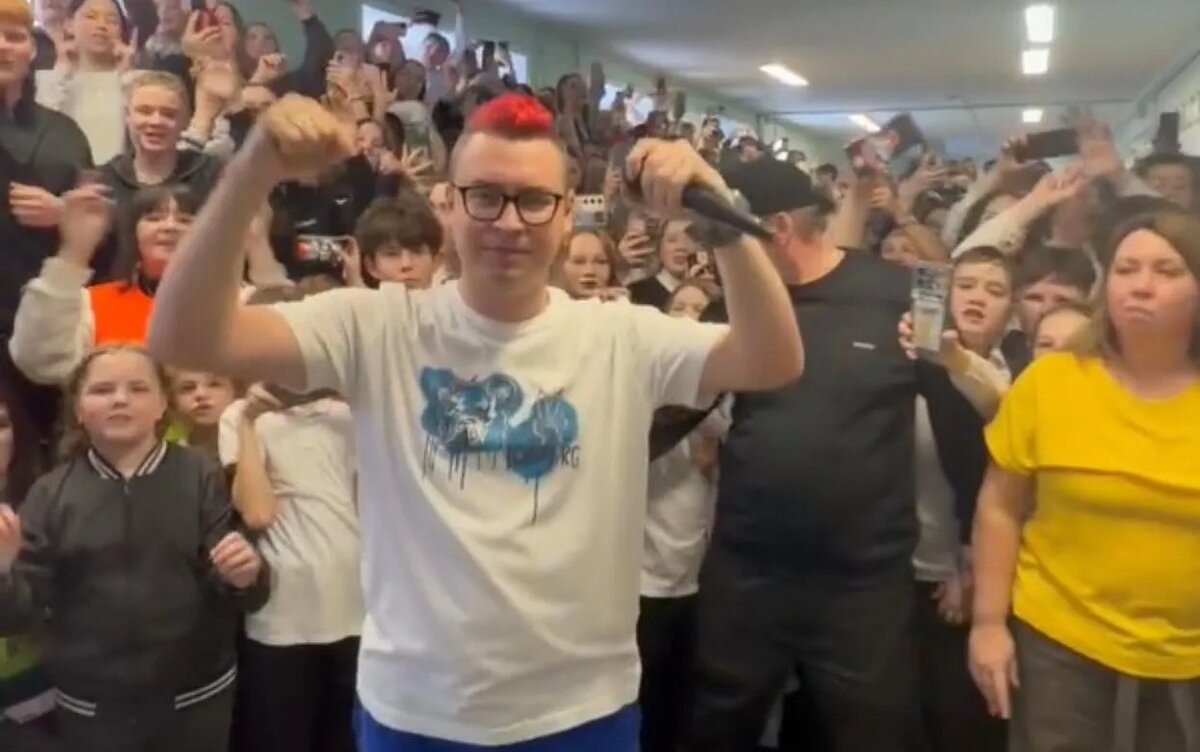    Видеофакт: блогер-миллионник Влад Кобяков спел в одной из школ Ижевска