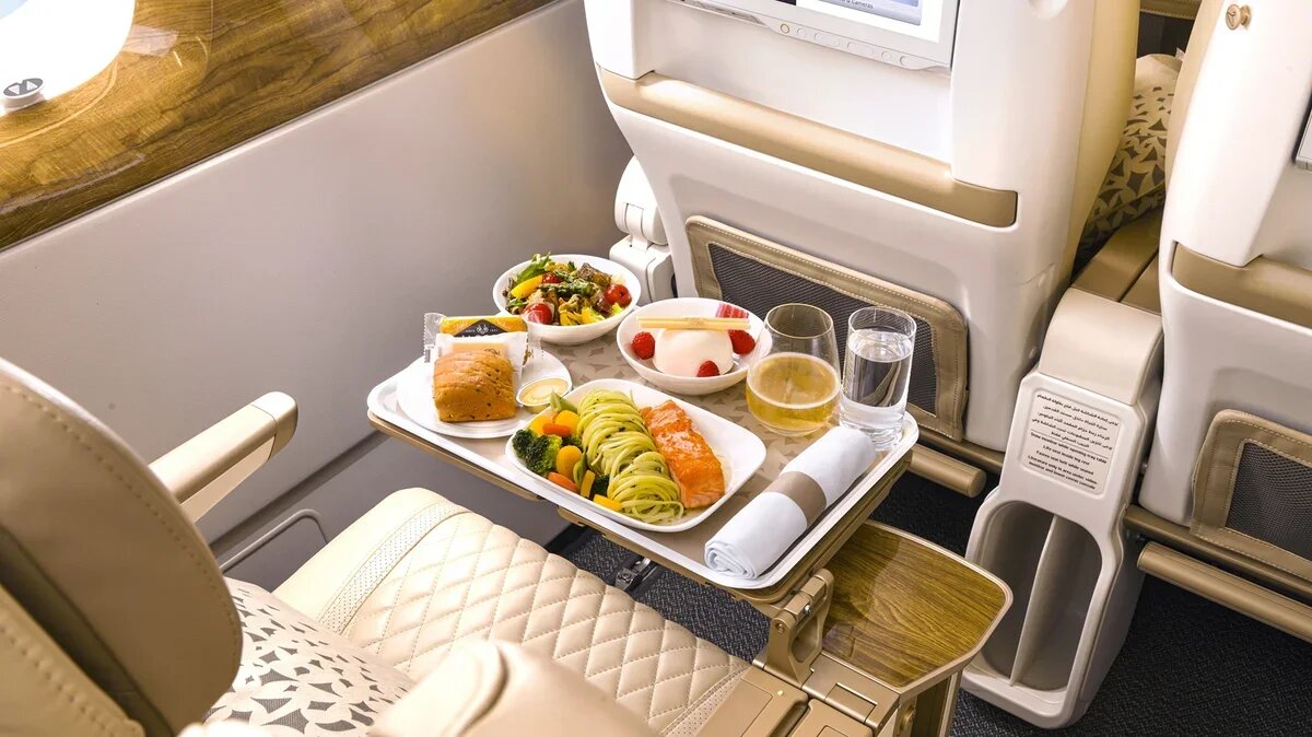    На борту Emirates подают полноценное питание – с горячими блюдами, десертами, снеками, безлимитными импортными напитками в бутылках. Фото: Предоставлены туроператором Travelata