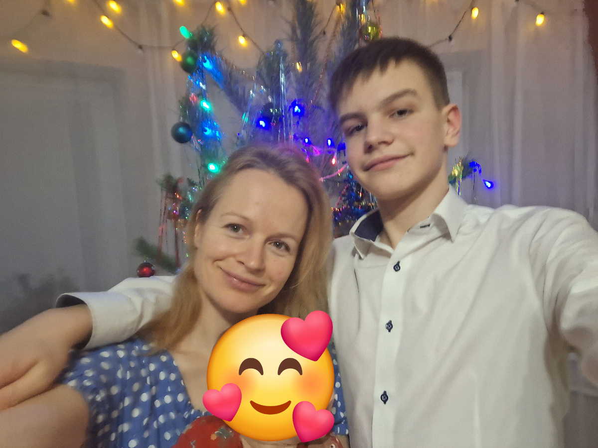 Миша выше мамы и папы уже))