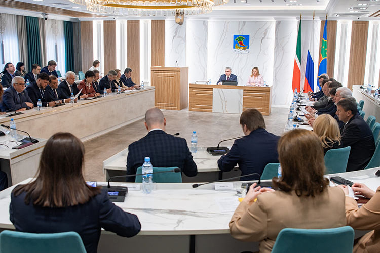    Первое в году заседание городского совета Челнов традиционно началось с отчета исполкома.   
Фото: Олег Спиридонов