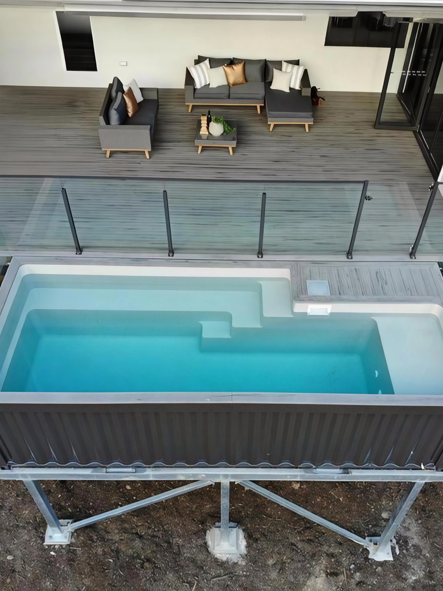 Бассейн в контейнере 20 футов на специальной конструкции 