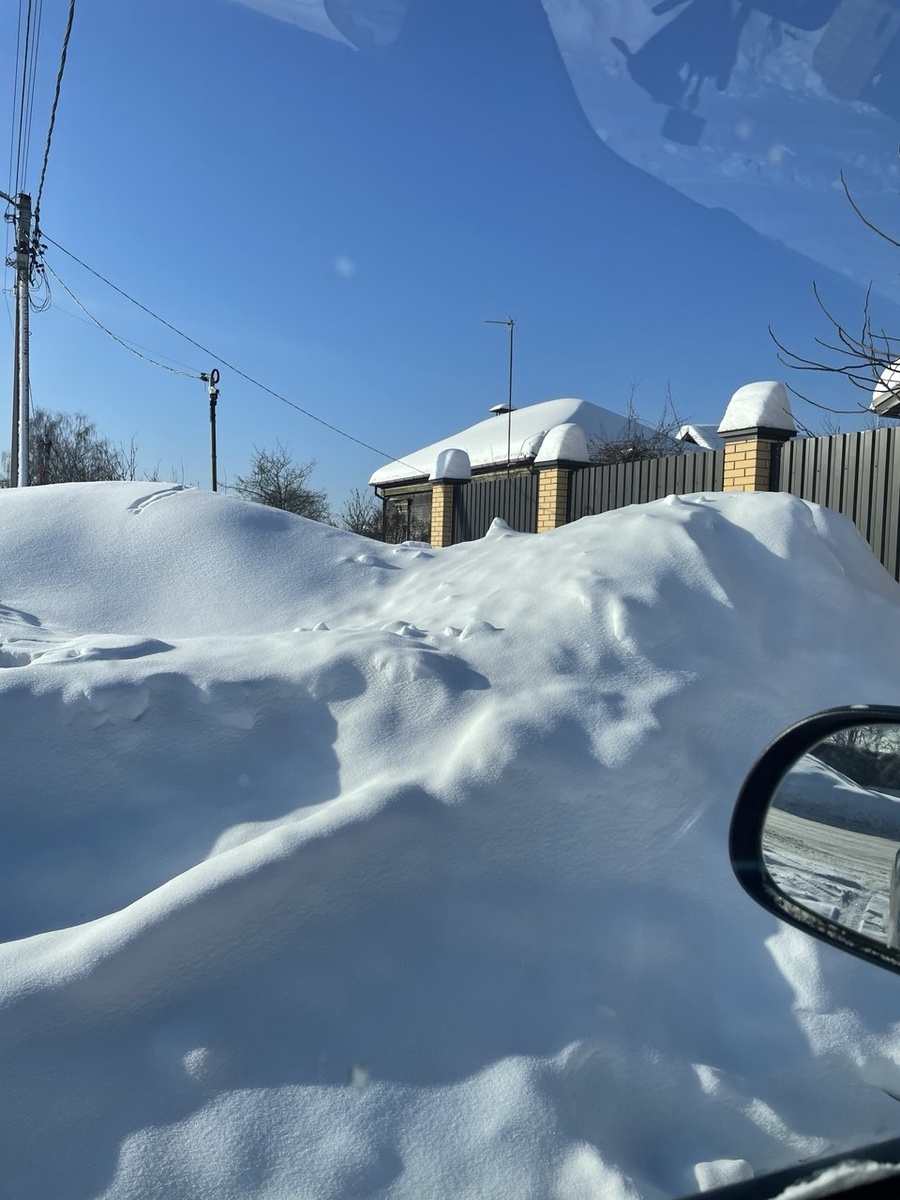 Вот такие у нас сугробы возле дома.