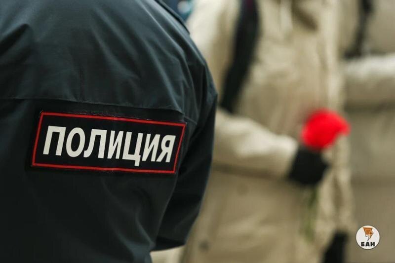    ЕАН. Спина полицейского