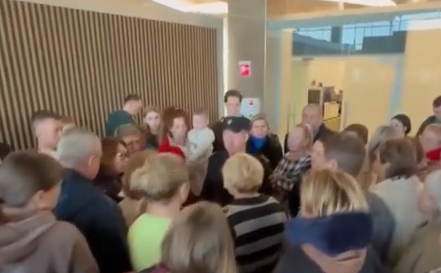     Сотни красноярцев вторые сутки не могут вылететь на вьетнамский остров Фукуок