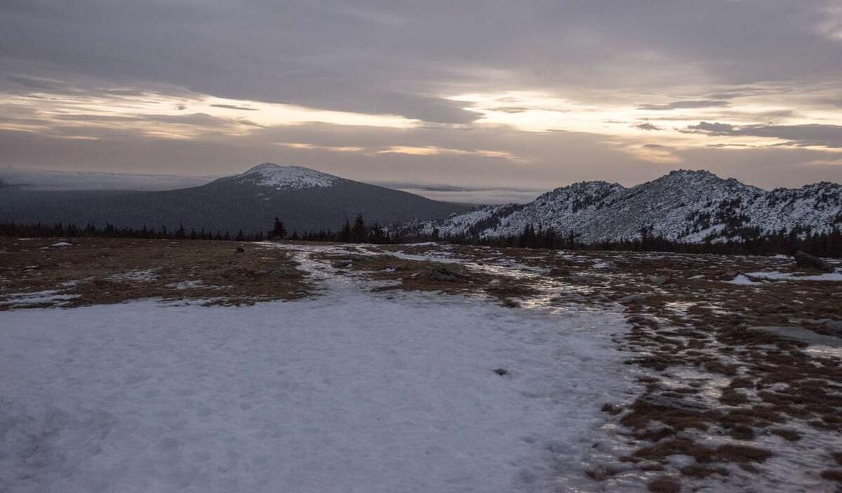    Величественная Круглица на закате. Справа – весьма эффектный Волчий гребень stalker