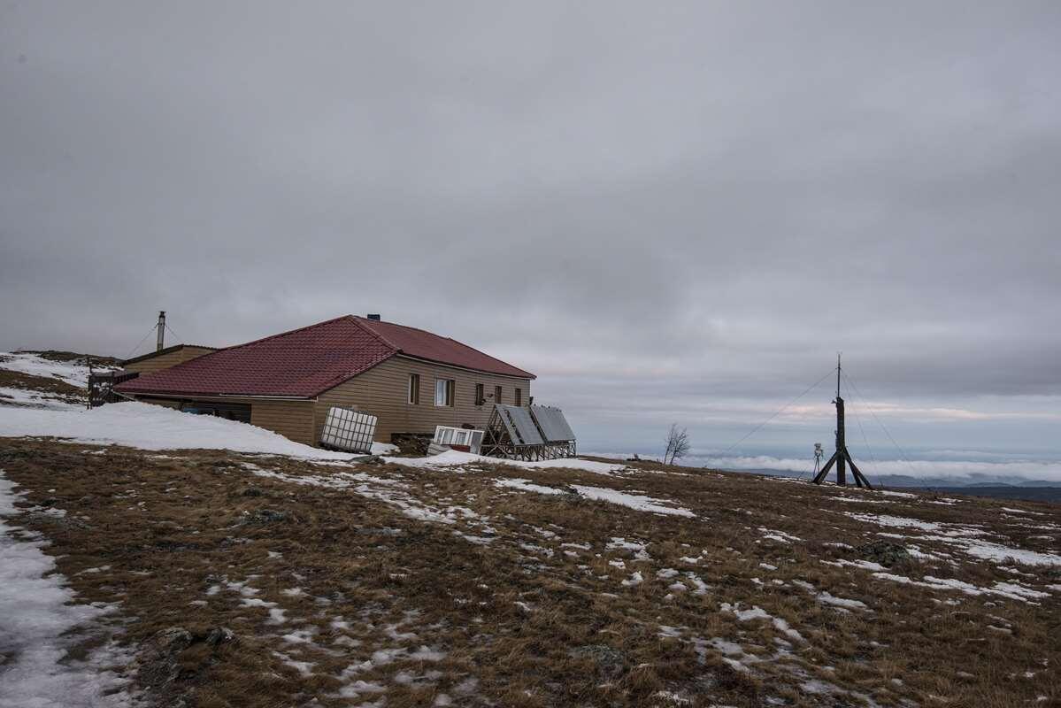    Вторая жизнь (когда-то действующей) Метеостанции. Теперь это весьма популярный туристический приют stalker