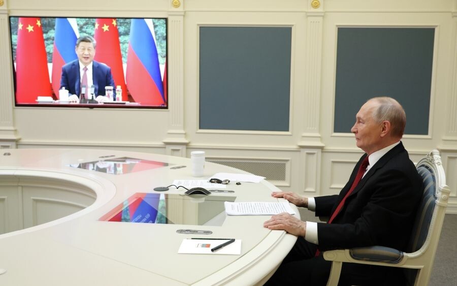    Владимир Путин проводит по видеосвязи переговоры с председателем КНР Си Цзиньпином / Источник: © Вячеслав Прокофьев/РИА Новости