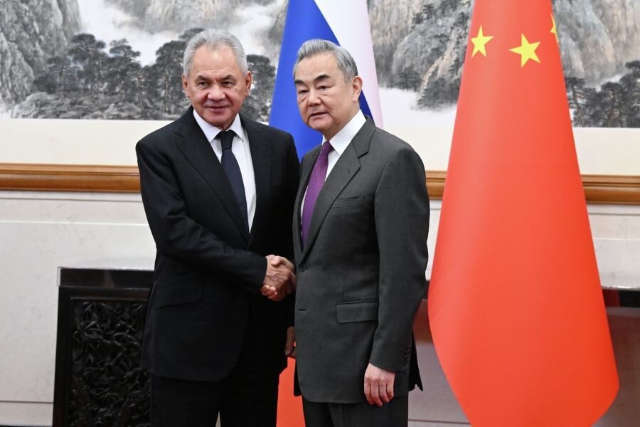    Секретарь Совета безопасности РФ Сергей Шойгу и министр иностранных дел КНР Ван И / Источник: © Максим Блинов/РИА Новости