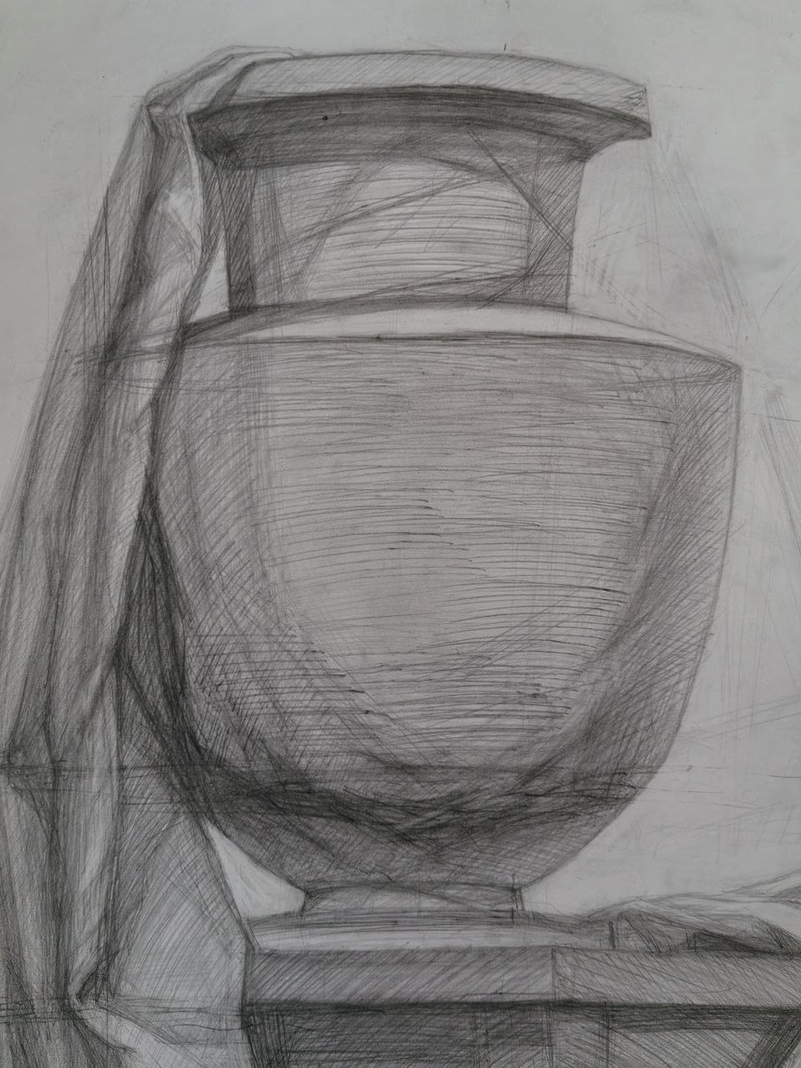 Видно, что не все прямые линии найдены так, что передают объём. На горле вазы справа сверху идёт линия не по форме, она не помогает передать объём, а режет его. Ну, на то и учебный рисунок.