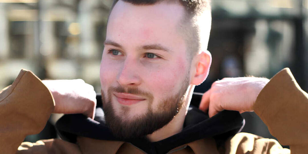 «Я не мог встать с кровати и начал терять зрение»: история 24-летнего Дмитрия из Читы с болезнью Девика