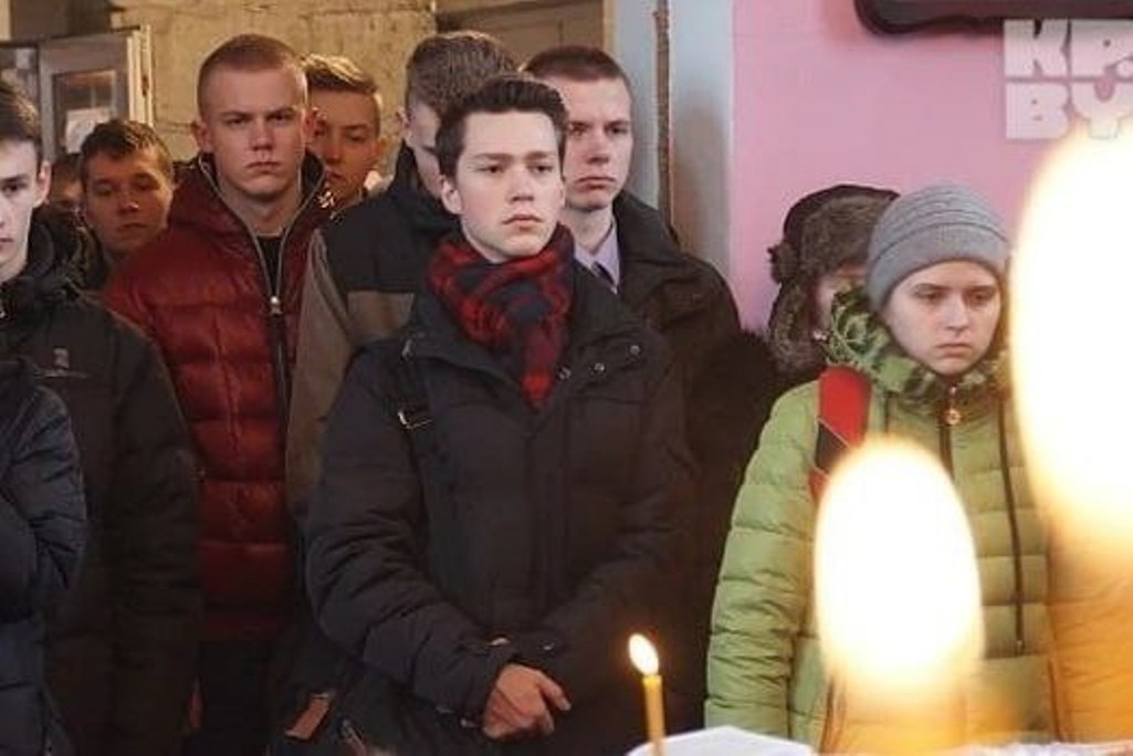 Родные и друзья детей на похоронах