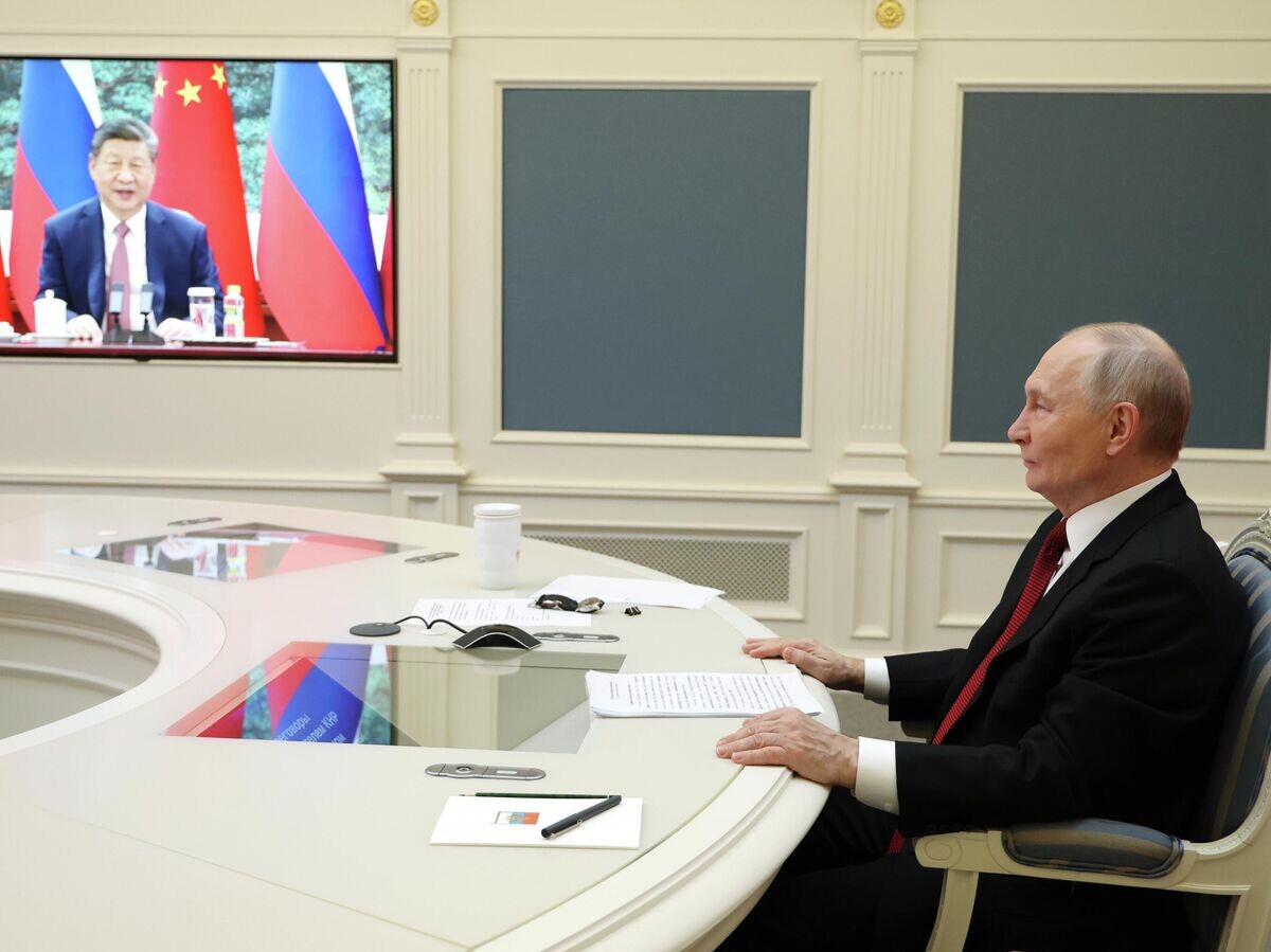    Президент РФ Владимир Путин проводит по видеоконференции переговоры с председателем КНР Си Цзиньпином | © РИА Новости / POOL