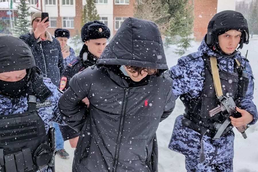    Ученик девятого класса, стрелявший из страйкбольного автомата, во время задержания на территории гимназии №16 в Уфе / Источник: © Ильфат Кинзябаев/ТАСС