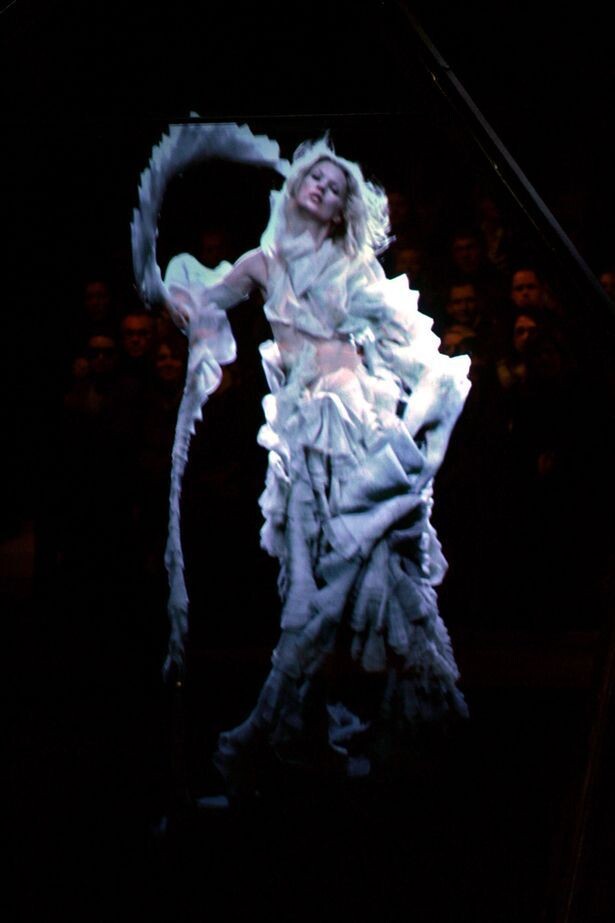 Голографическое изображение Кейт Мосс на показе Александр МакКуин в 2006 