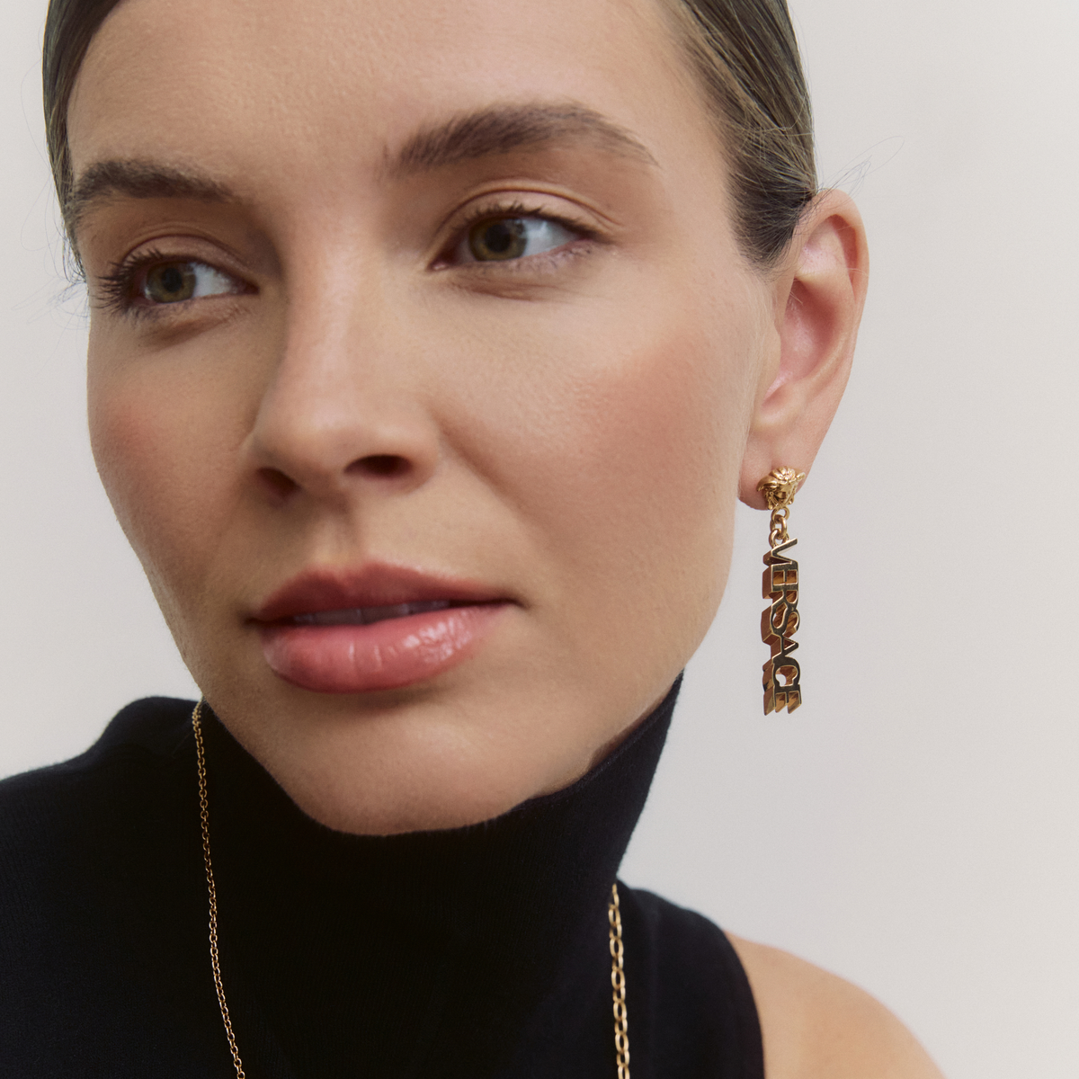 Золотистые серьги с надписями Versace 