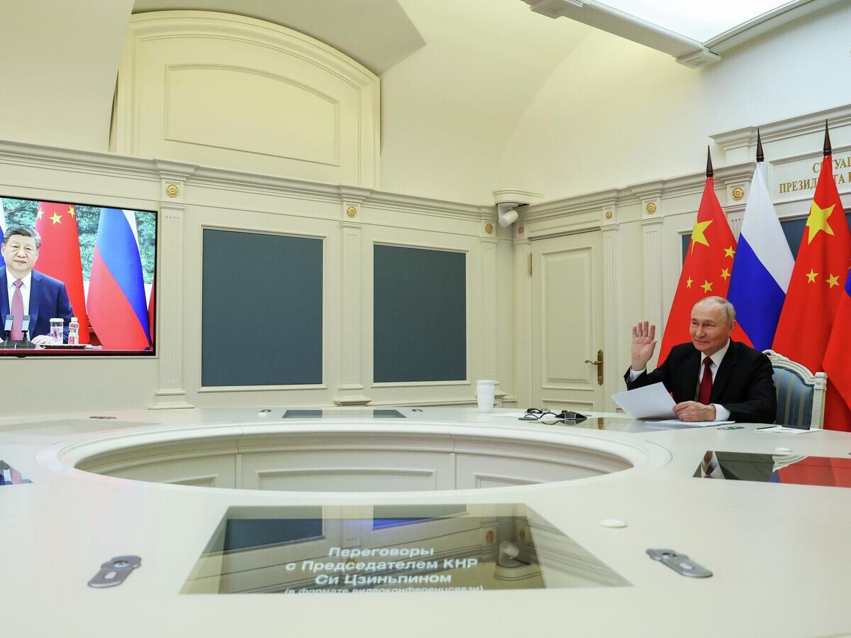    Президент РФ Владимир Путин проводит по видеоконференции переговоры с председателем КНР Си Цзиньпином | © РИА Новости / POOL