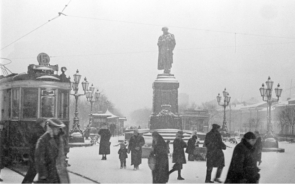 Буря мглою небо кроет, вихри снежные крутя ... Памятник еще на своем месте.