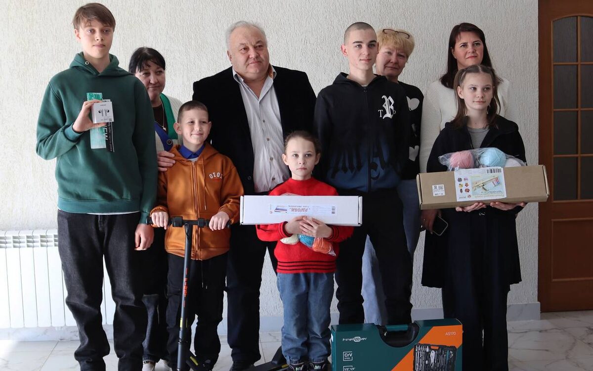    Воронежский депутат Валерий Ярошев исполнил новогодние желания детей Фото – Администрация Россошанского района