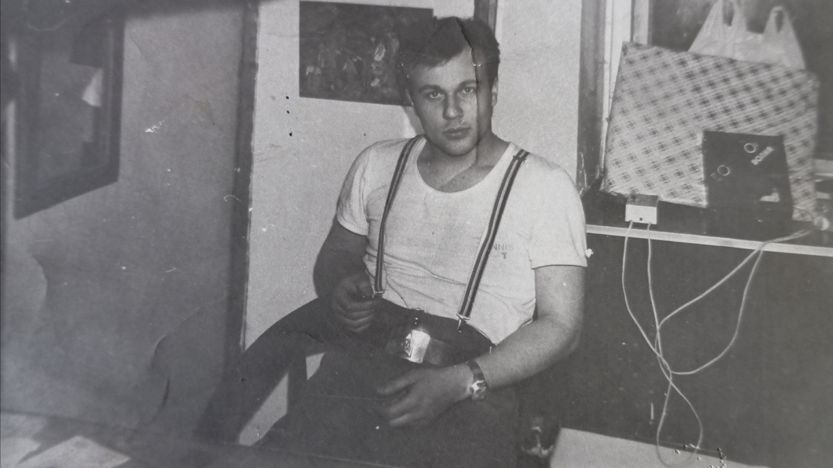 Фото автора. Оригинал, ещё и помятое фото на лице 