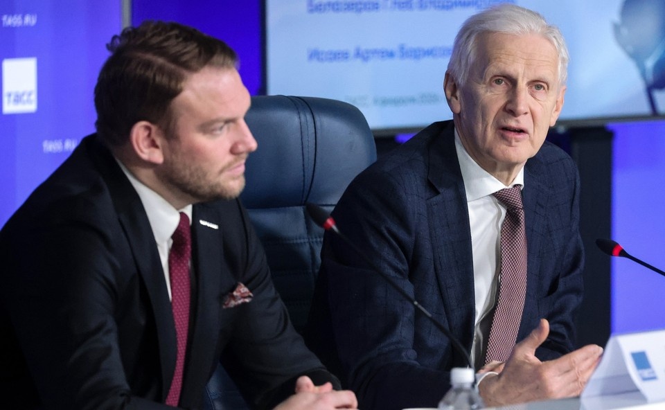    Помощник Президента Андрей Фурсенко (справа) и председатель Координационного совета по делам молодёжи в научной и образовательной сферах Совета при Президенте по науке и образованию Никита Марченков. Фото: Евгений Мессман/ТАСС