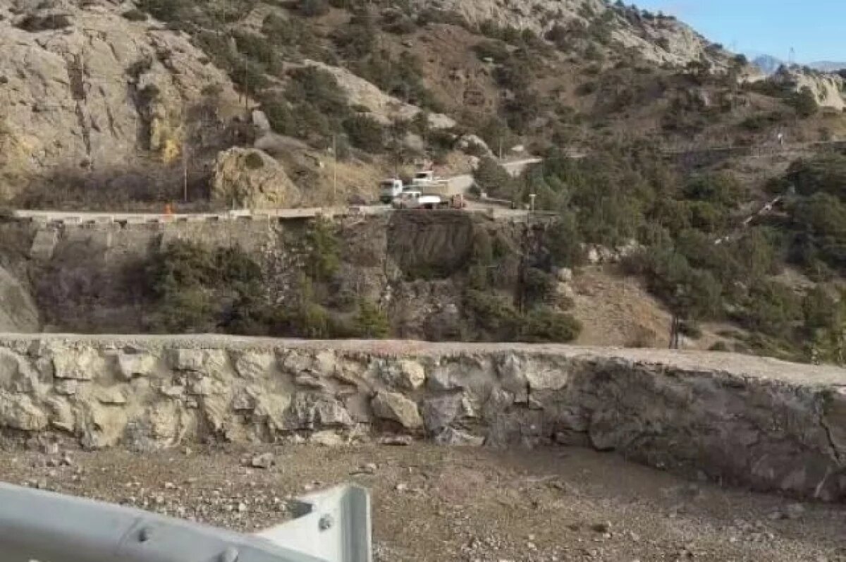    В крымском поселке Новый Свет на дорогу обрушилась подпорная стена