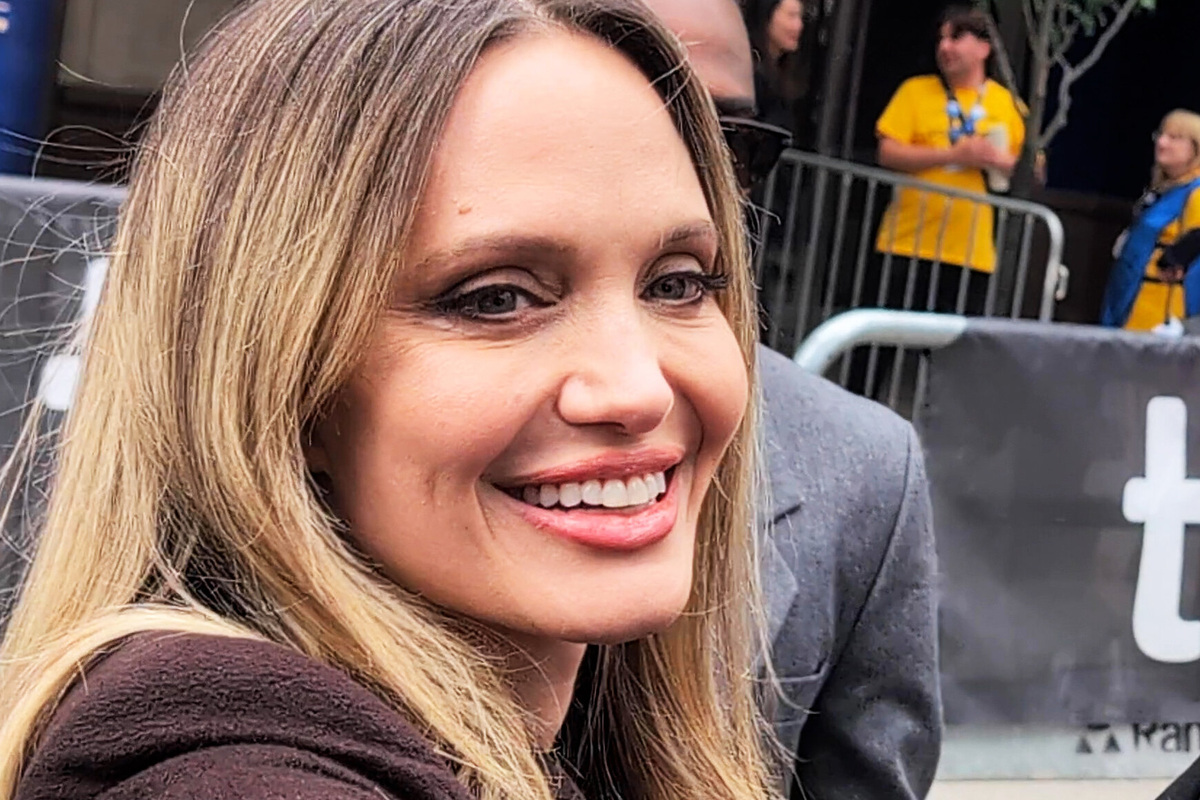     Анджелина Джоли в элегантном платье в пол с перьями появилась на выставке в Катаре