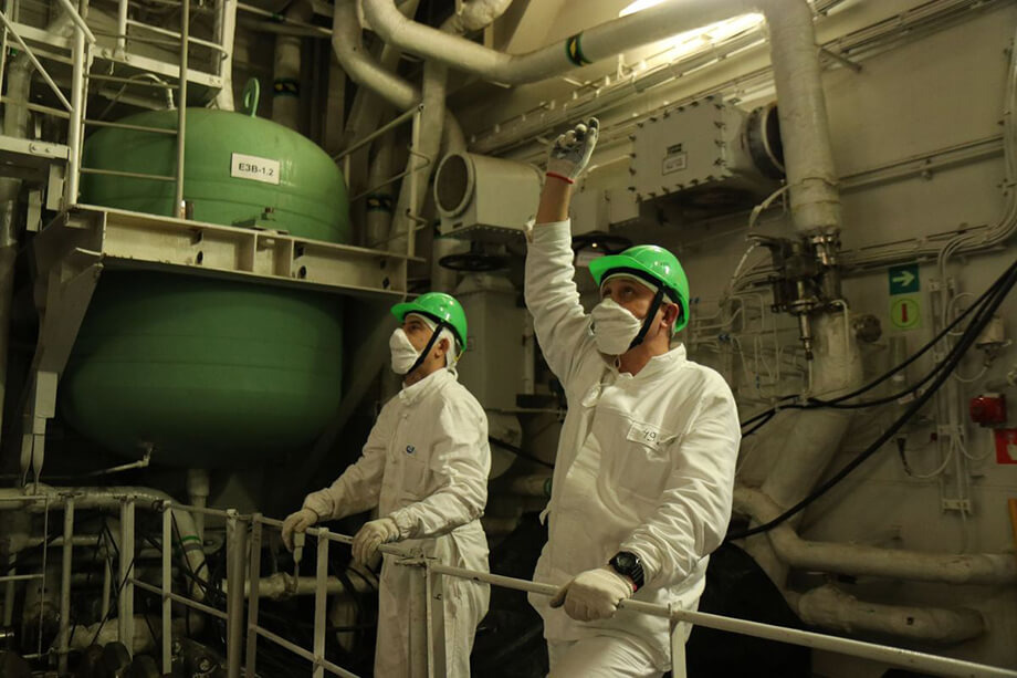 Ремонтные работы на плавучей атомной теплоэлектростанции. | Фото: ПАТЭС/Атом Медиа