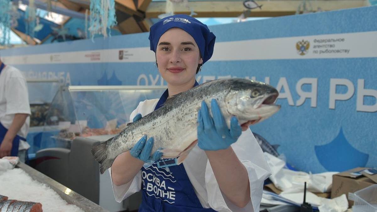    Продавец Арина Севрюкова держит лосося: качество продукции на рынке «Москва на волне» тщательно проверяют / Фото: Наталья Феоктистова / Вечерняя Москва