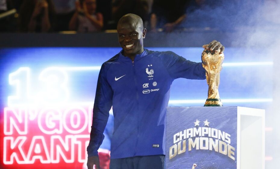    Н’Голо Канте позирует с главным трофеем мирового футбола - кубком мира! Фото: Global Look Press