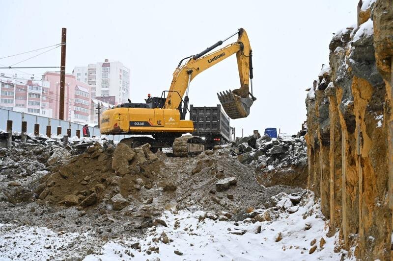    Техника на строительной площадке метротрама
