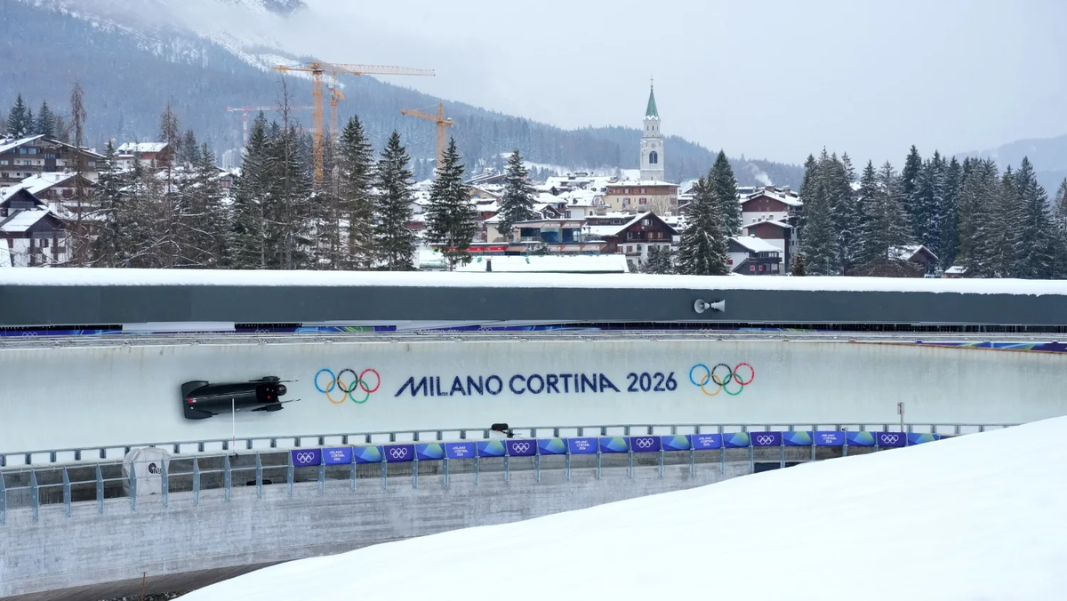 Бобслей на Олимпийской трассе в Кортине (Фото Michael Kappeler / Getty Images)