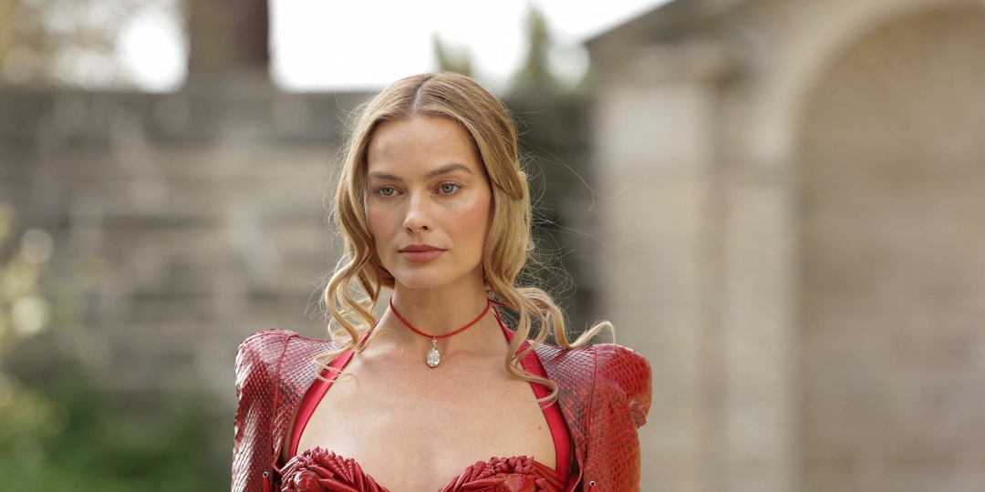 Викторианская дива: Марго Робби в «дырявом» платье с корсетом вышла в свет