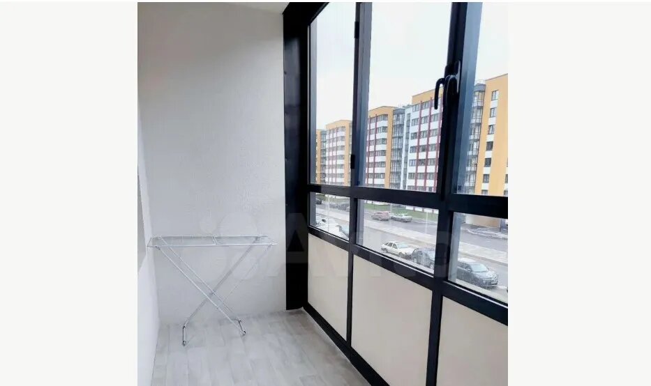 В жару в такой студии будет очень тяжело, из всего остекления открываются только 2 створки