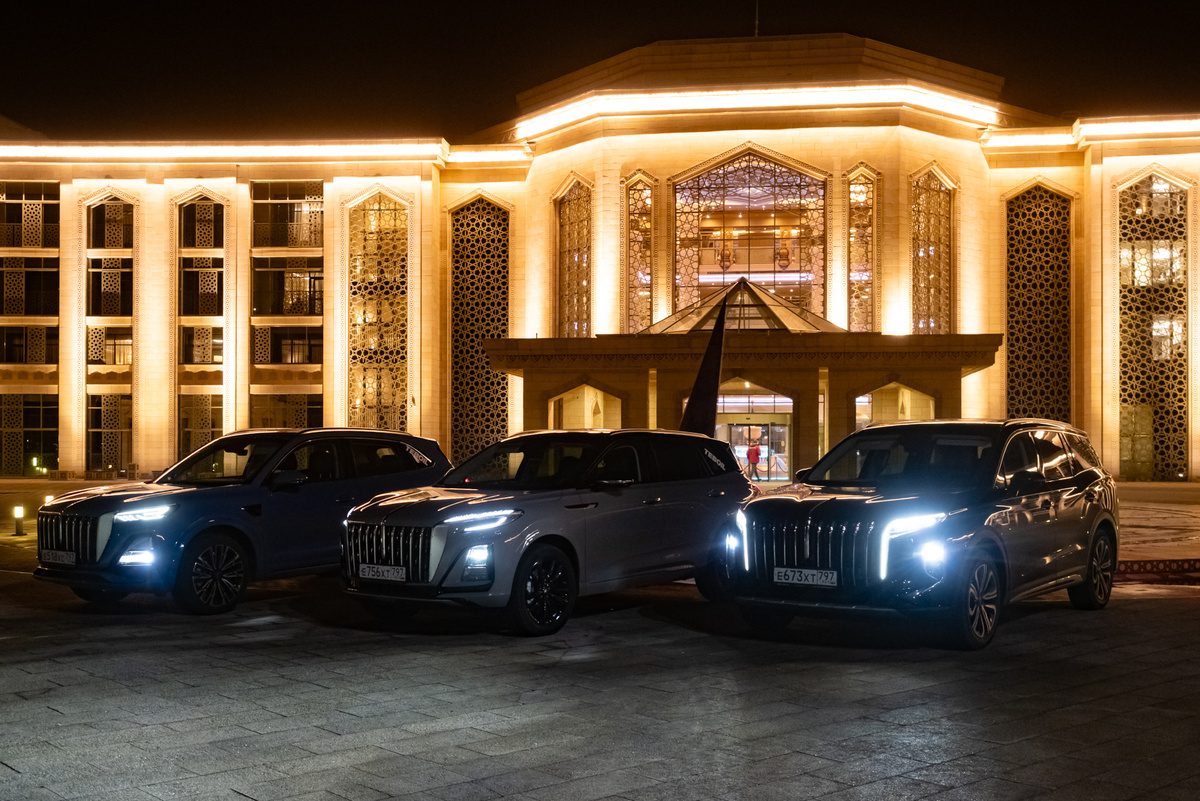 Кроссоверы Hongqi HS5, HS3 и HS7. По световым приборам можно определить ранг старшей модели — чем больше фонари, тем она круче!