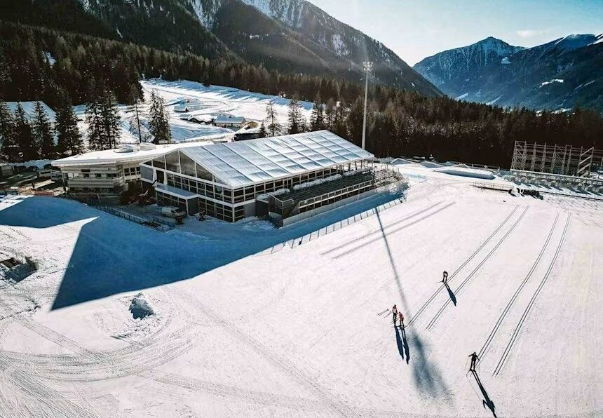 Биатлонный стадион и озеро Антерсельва (Антхольцер-зее) расположено на границе с Австрией на высоте 1642 метра. Фото с сайта Олимпиады в Италии.