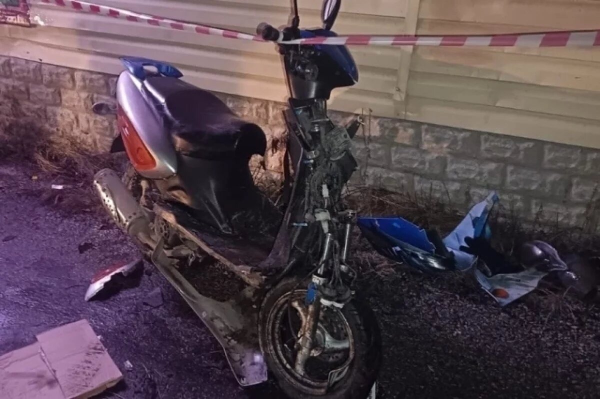    В Чебаркуле Следком занялся ДТП с подростком, въехавшим в здание на мопеде