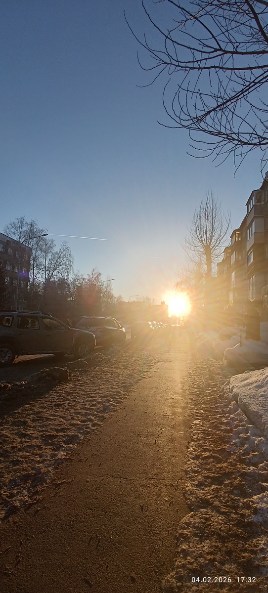 Где-то на просторах моего города. По дороге домой. Солнце где-то на горизонте. Фотография автора, февраль 2026 года. 