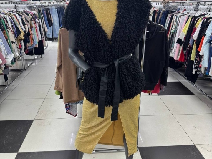 В секонд хенде "Столичный гардероб" всё по 100 рублей.